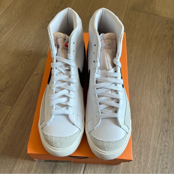 Nike Women's Blazer Mid 77 Shoes - Picture 4 of 8